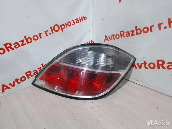 Фонарь задний правый Opel Astra H с дефектом
