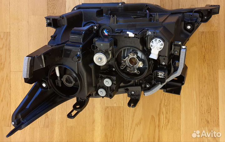 Фара правая Lexus LX570 новая (81145-60D50)