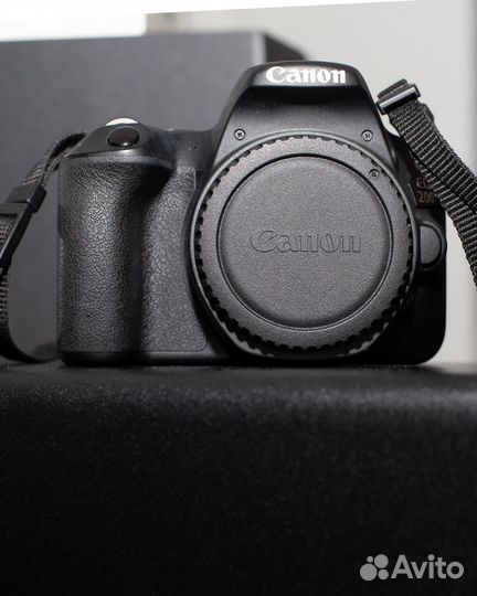 Зеркальный фотоаппарат Canon EOS 200D