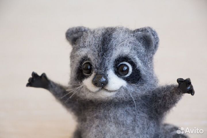 Енот из шерсти, авторская игрушка в подарок
