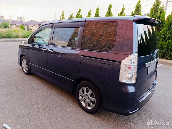 Toyota Voxy 2.0 CVT, 2009, 207 000 км