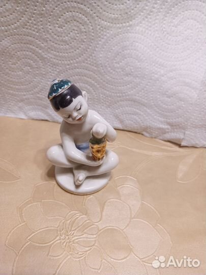 Фарфоровая статуэтка мальчик с виноградом