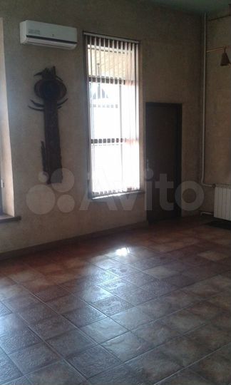 С отдельным входом выставочное шоурум магазин ател