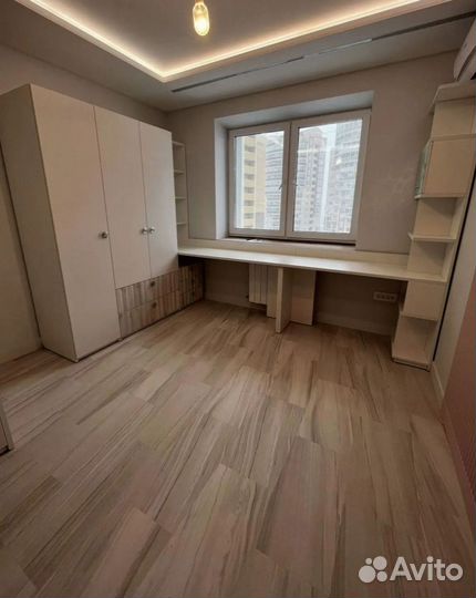 Детская рабочая зона у окна для двоих