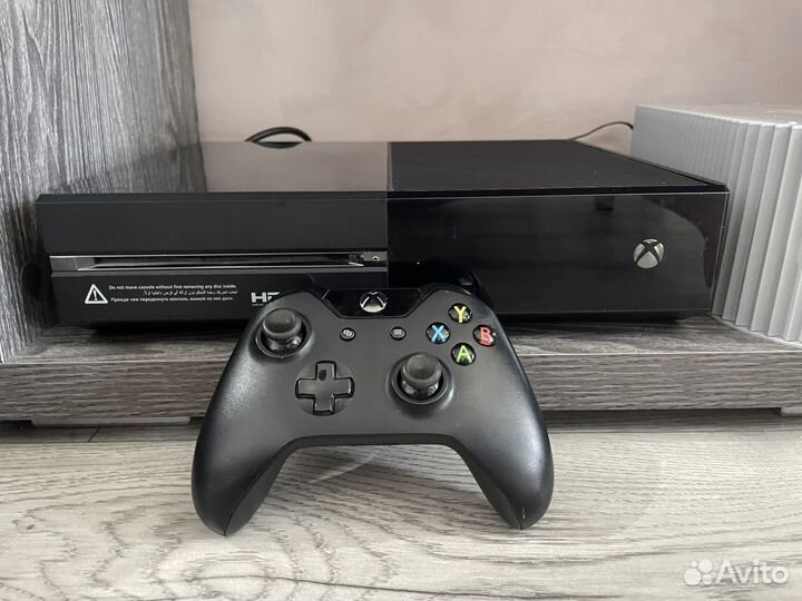Xbox One + 2 геймпада + игры