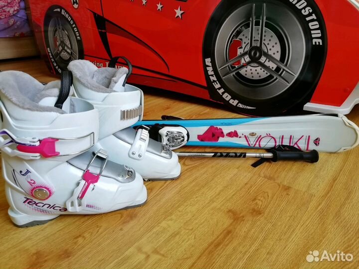 Горнолыжные детские ботинки и палки и лыжи комплек