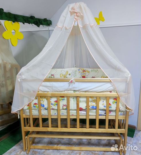 Детская кроватка с маятником