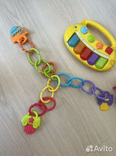 Погремушка на батарейках, пианино и цепочки