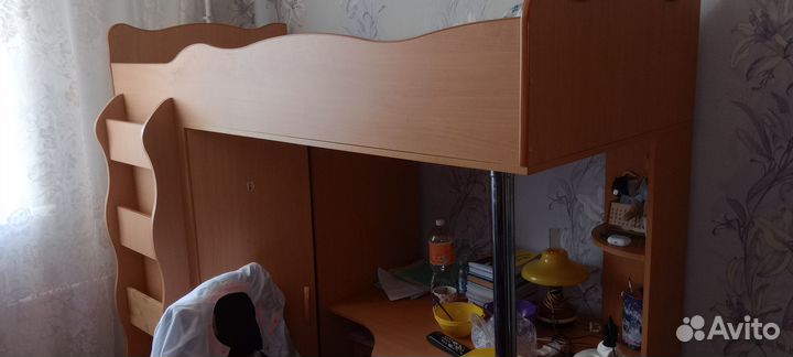 Детский уголок с кроватью и столом