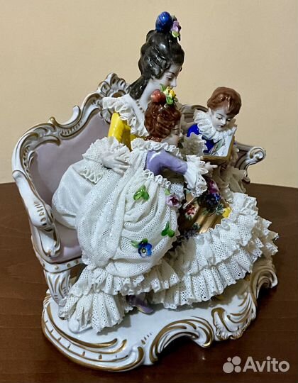 Чтение книги. Кружевной фарфор. Volkstedt