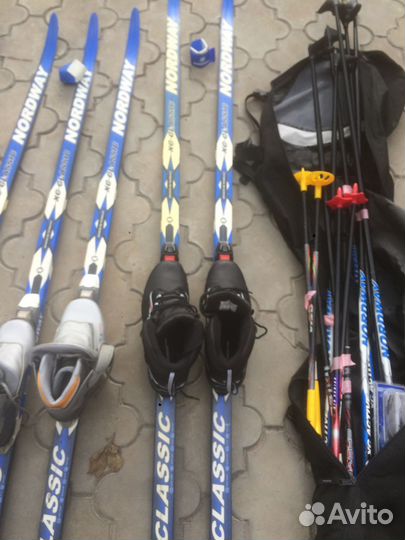 Шесть комплектов импортных лыж для семьи в сборе