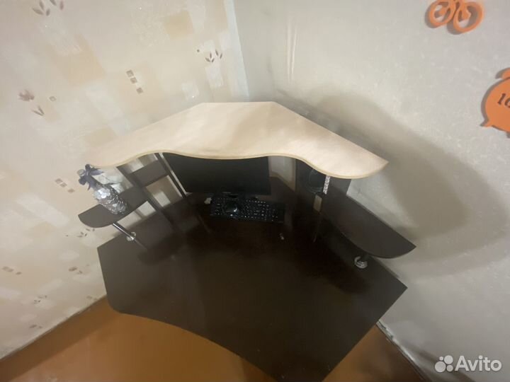 Компьютерный стол угловой с полками