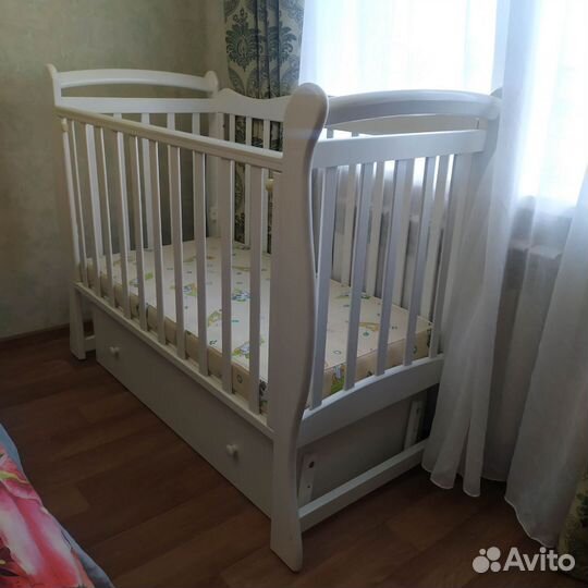 Детская кроватка с маятником и ящиком