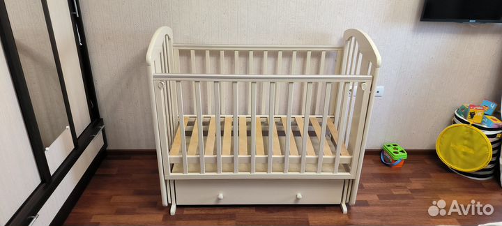 Детская кроватка с поперечным маятником