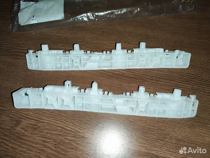 Кронштейн переднего бампера Nissan NV 200