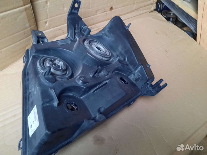 Фара правая Chevrolet Tahoe 3 2006-14