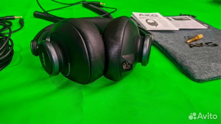AKG K371