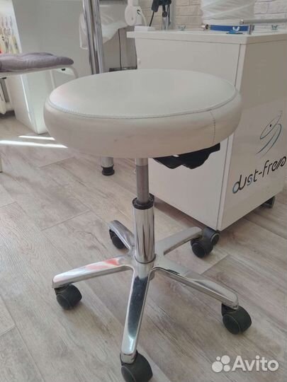 Стул для мастера маникюра