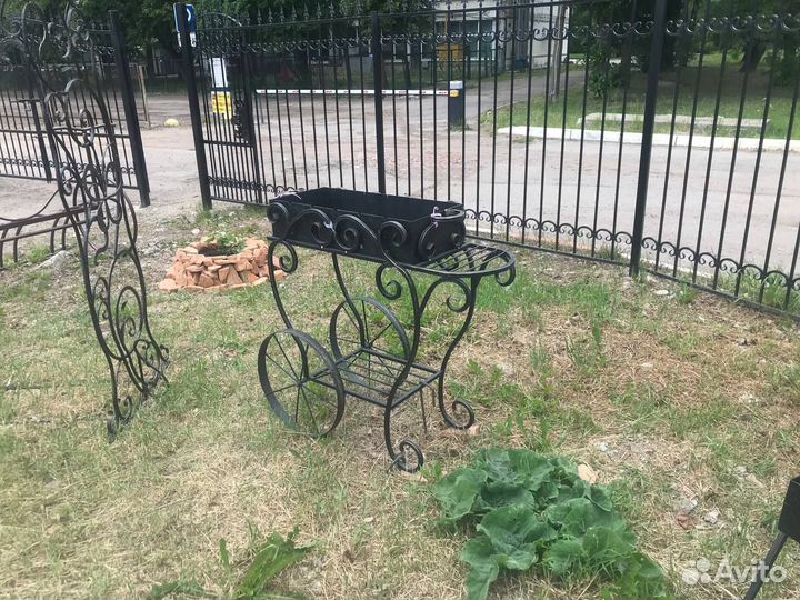 Кованый мангал на колесах