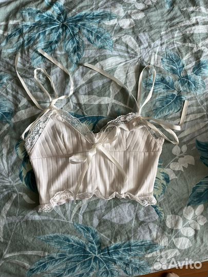 Короткий топ с кружевной отделкой, на завязаах