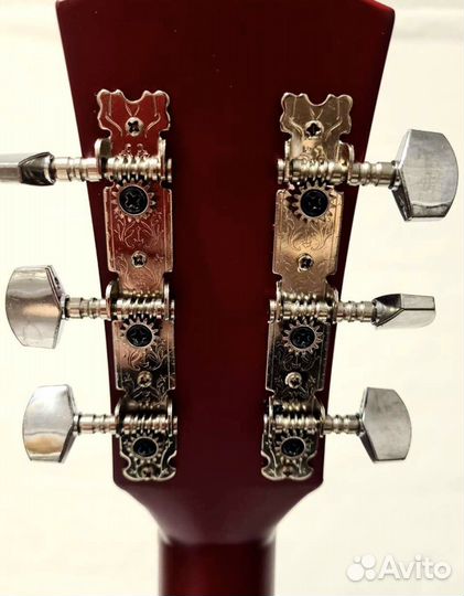 Акустическая гитара красная