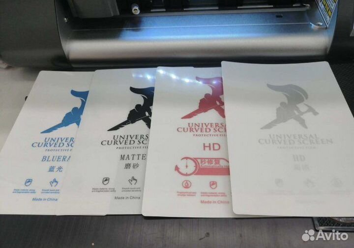 Наклейка гидрогелевой пленки на телефон