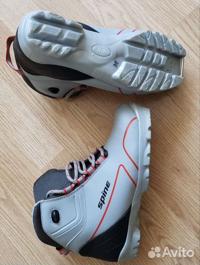 Лыжи, палки и ботинки