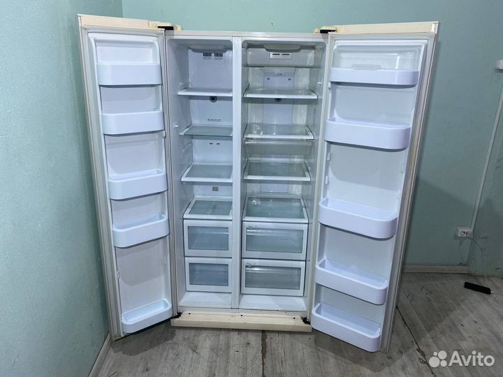 Холодильник Side by side Samsung