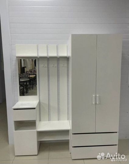 Прихожая белая со шкафом