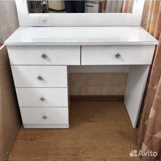 Макияжный столик визажиста с гримерным зеркалом дл