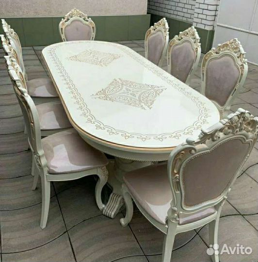 Стол и стулья