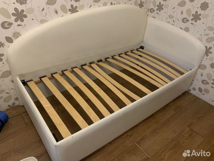 Кровать