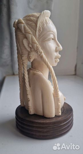 Натуральный бивень. Статуэтка африканка