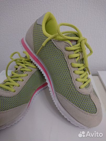 Кроссовки женские