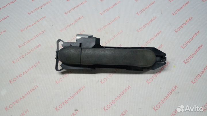 Nissan 80610-AX620 Ручка правая