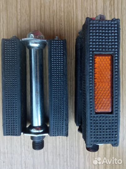 Педали, катафоты, звонок для велосипеда