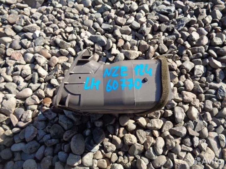 Дефлектор левый Toyota Corolla NZE124 1NZ-FE