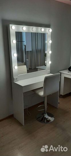 Стол туалетный, гримёрный