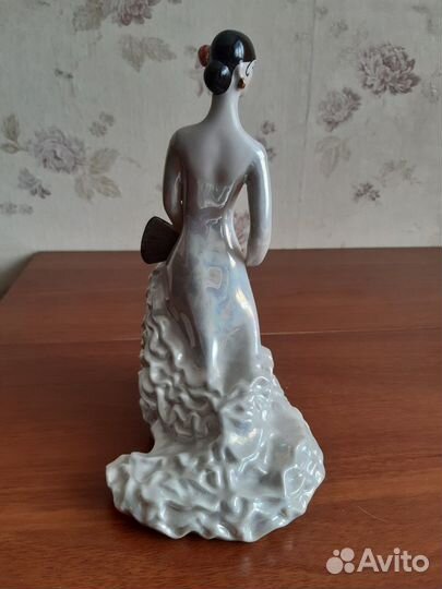 Фарфор, Танцовщица с веером