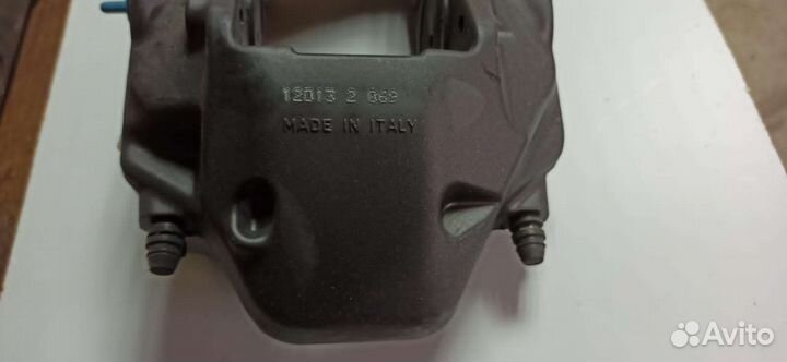 7L6615150A Суппорт передний правый touareg