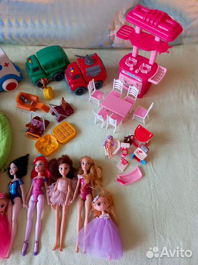 Детские игрушки: ранцы, куклы, мебель