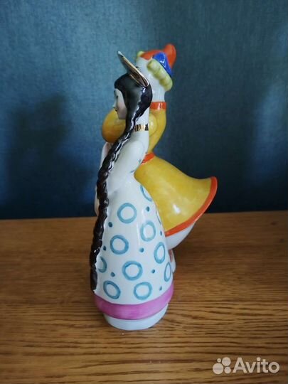 Фарфоровая статуэтка