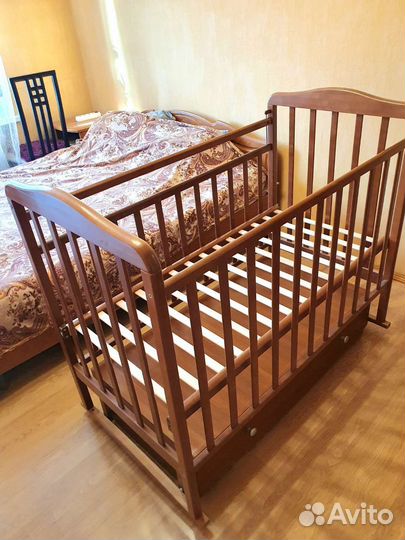 Детская кроватка с маятником и ящиком