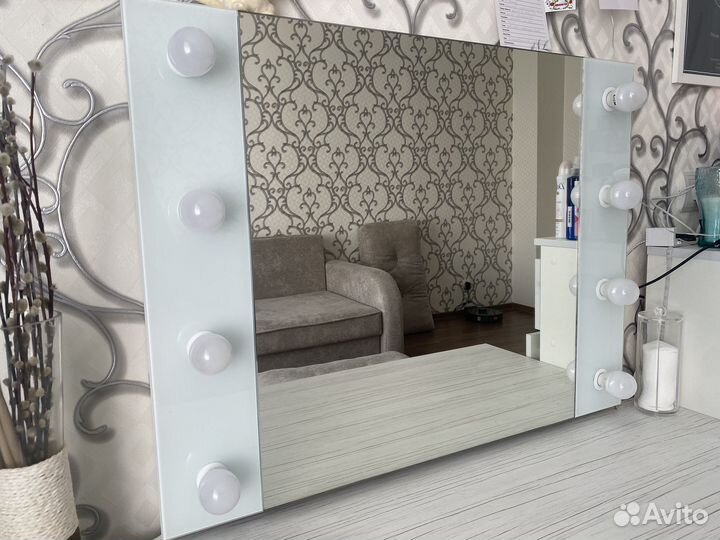 Гримерное зеркало с лампочками