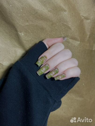 Модель на маникюр