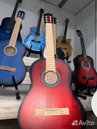 Классическая гитара красная