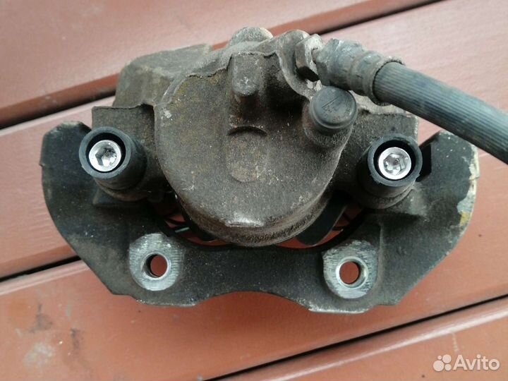 Суппорт передний правый mazda 3 bk 2.0