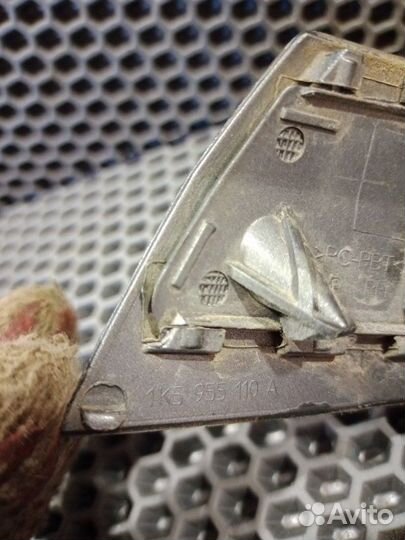 Форсунка омывателя передняя правая Volkswagen