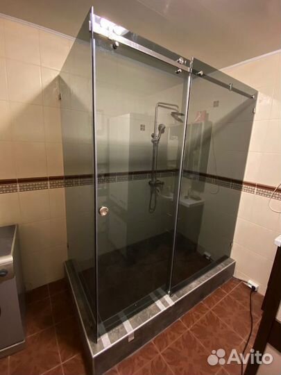 Душевая кабинка угловая