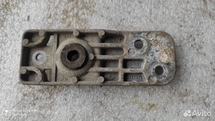 Кронштейн радиатора нижний Chevrolet Cruze